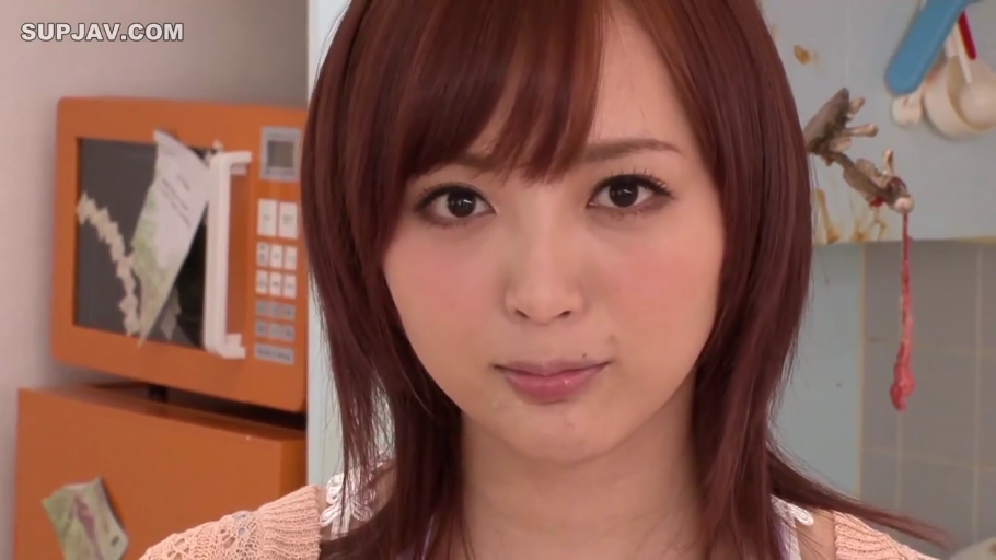 脸部特写 · 微笑 · 厨房 · 针织衫 · 日本AV · 微波炉 · 正面注视 · 无特定行为