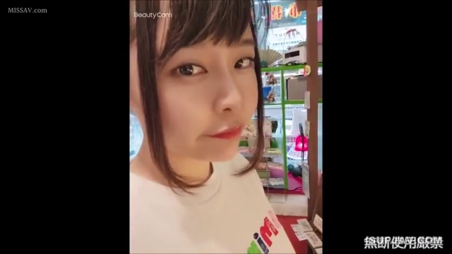 站立 · 面部特写 · 注视镜头 · 长发 · 白色T恤 · 商店 · 微表情