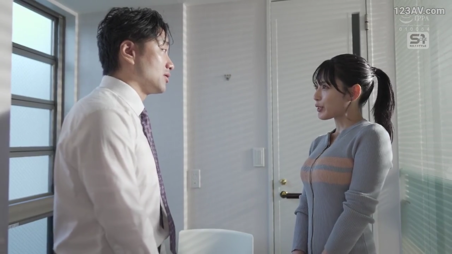 专注 · 办公室 · 针织拉链衫 · 侧面中景 · 百叶窗