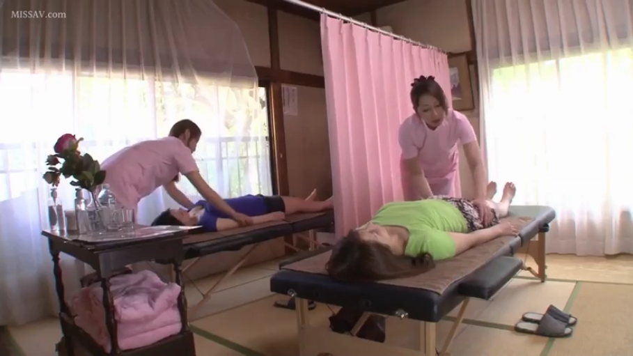 按摩床 · 全景 · 平静 · 仰卧 · 多人 · 按摩 · 按摩店 · 粉色制服