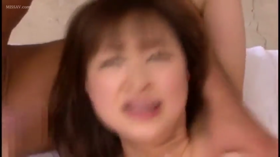 床上 · 痛苦中带着爽 · 赤裸 · 脸部表情特写 · 猛烈抽插