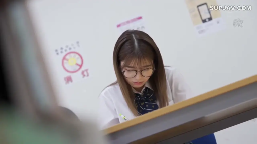 坐姿 · 校服 · 教室 · 眼镜 · 专注 · 上半身 · 长发 · 写字