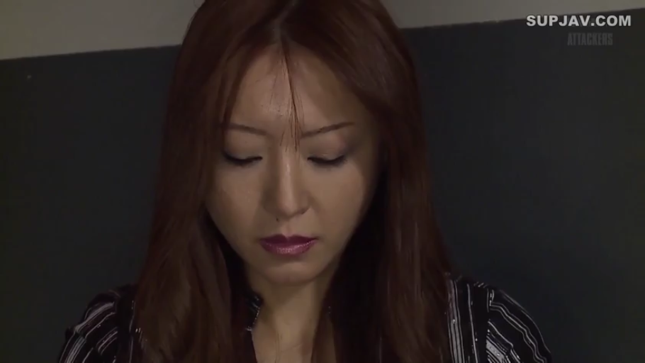 室内 · 面部 · 条纹上衣