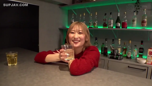 上半身中景 · 开心 · 酒杯 · 酒吧 · 红色针织衫 · 背景有绿色灯光