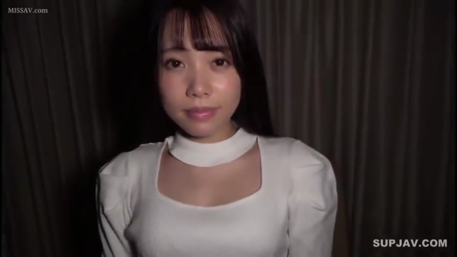 室内 · 注视 · 面部特写 · 暗光背景 · 白色圆领露肩上衣