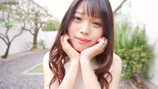 脸部特写 · 白色背心 · 注视镜头 · 甜美微笑 · 室外花园 · 捧脸 · 披肩发