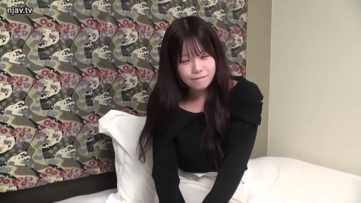 室内 · 坐姿 · 羞涩 · 枕头 · 面对镜头 · 面部特写 · 亚洲女性 · 黑色长袖上衣