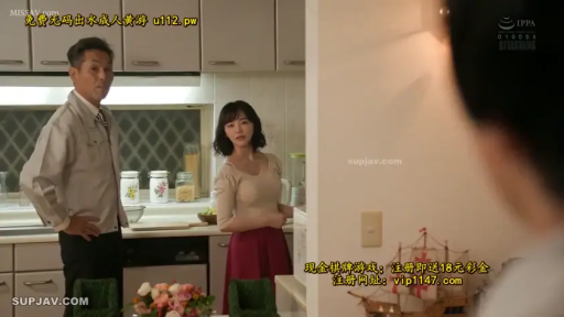 交谈状态 · 家庭厨房 · 画面有水印 · 中景镜头 · 女人穿米色修身长袖上衣配酒红色半身裙 · 帆船模型装饰