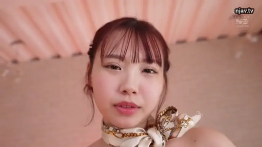 室内 · 凝视 · 头部特写 · 丝巾 · 脖子上系着印花丝巾 · POV拍摄