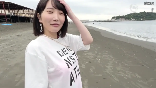 上半身特写 · 温柔 · 海滩 · 白色字母T恤 · 项链 · 海边环境