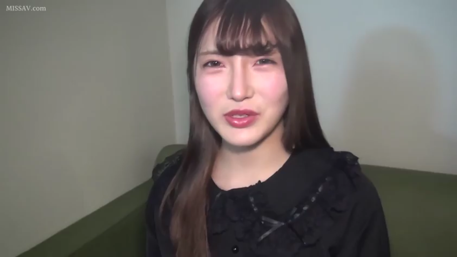 沙发 · 上半身特写 · 自然表情 · 黑色蕾丝边上衣
