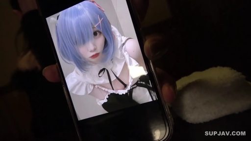 室内 · 蕾姆角色扮演服 · 手机 · 手机屏幕特写 · 凝视镜头