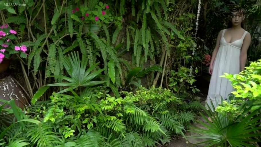 户外花园 · 白色吊带长裙