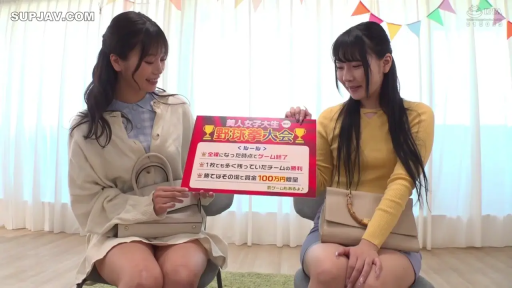 室内 · 微笑 · 针织衫 · 告示牌 · 告示牌内容特写 · 背景有装饰彩旗