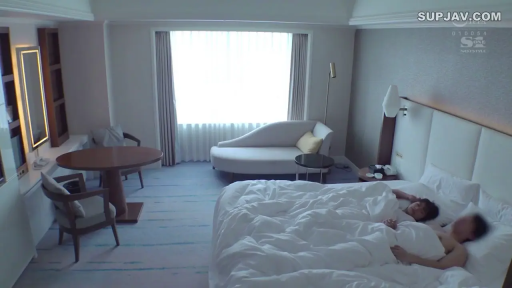 床 · 自然 · 远景 · 酒店 · 半裸 · 躺卧 · 休息