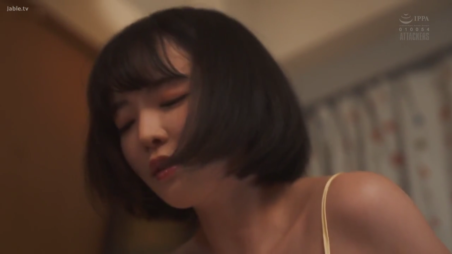 室内 · 坐姿 · 脸部特写 · 陶醉 · 短发 · 黄色吊带 · 受洗