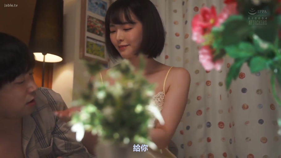 卧室 · 盆栽 · 温柔 · 女子上半身特写 · 温馨氛围 · 吊带蕾丝睡裙