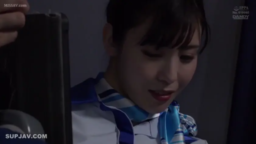 坐姿 · 脸部特写 · 职场女性 · 俯视 · 飞机客舱 · 空姐制服 · 含蓄微笑 · 蓝白条纹丝巾