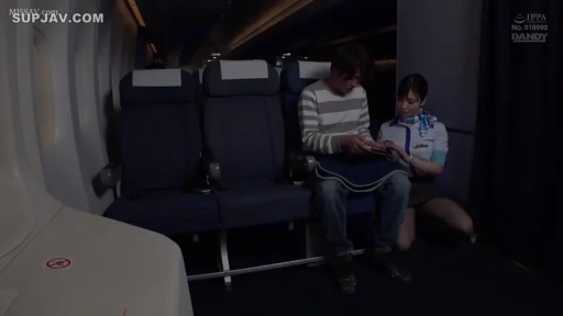 专注 · 中景 · 跪姿 · 昏暗 · 飞机座椅 · 服务 · 空姐制服 · 飞机机舱