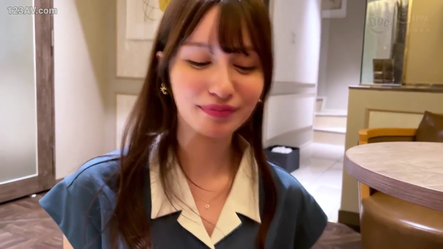 坐姿 · 面部 · 酒店 · 连衣裙