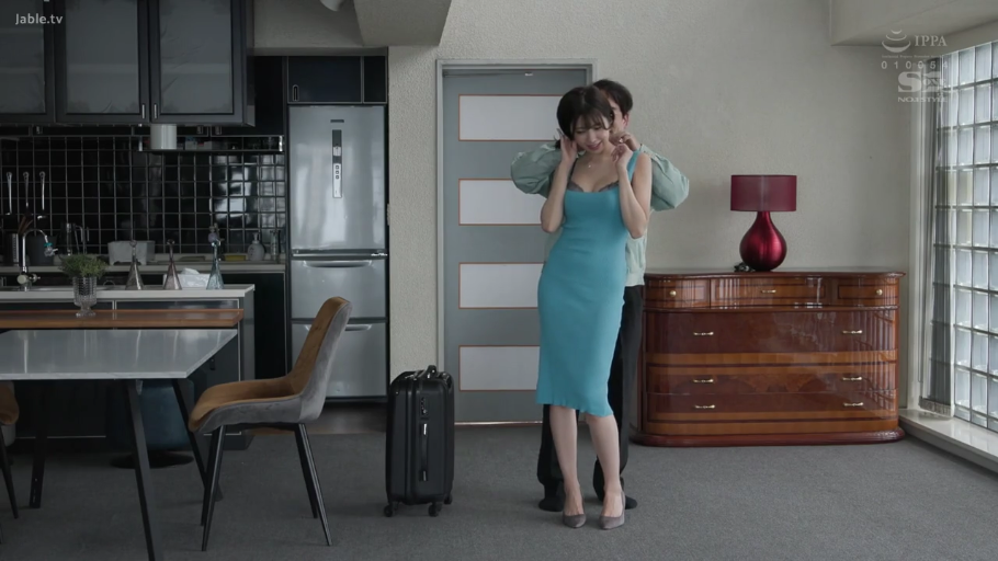 全身 · 站立 · 行李箱 · 微笑 · 客厅 · 蓝色紧身裙 · 戴项链