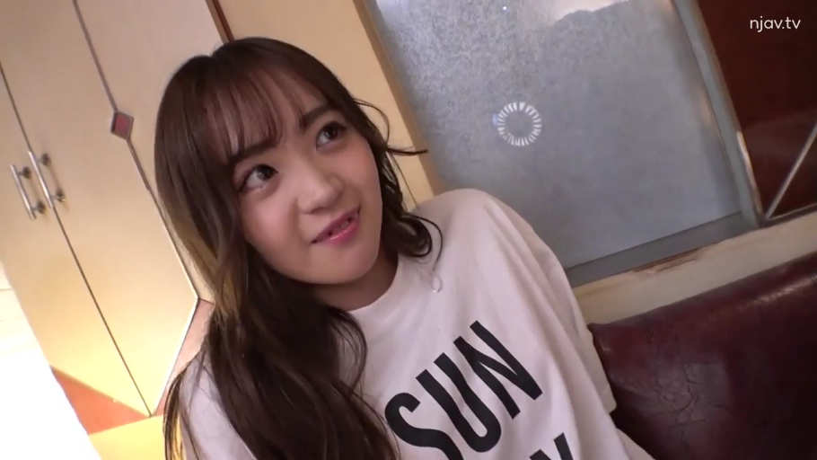 坐姿 · 脸部特写 · 微笑 · 注视 · 室内房间 · 亚洲女性 · 白色印花T恤