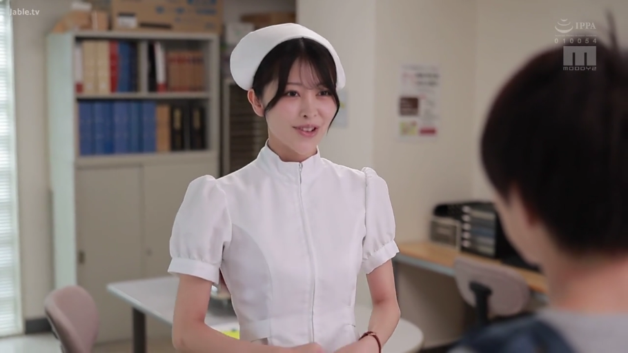 交谈 · 护士服 · 角色扮演 · 站立 · 微笑 · 半身 · 书架 · 诊室