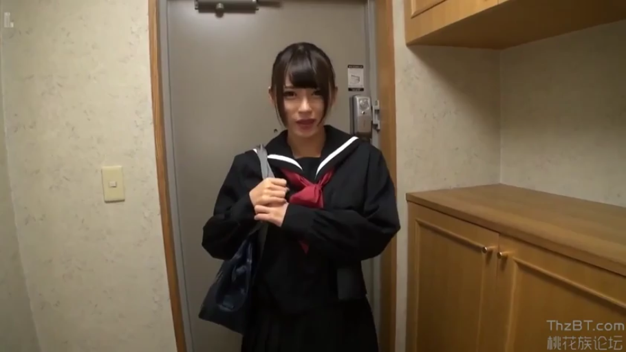 站姿 · 微笑 · 半身 · 凝视 · 水手服 · 长发 · 玄关 · 单肩包