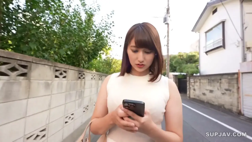 平静 · 脸部特写 · 智能手机 · 户外 · 白色无袖上衣 · 白昼