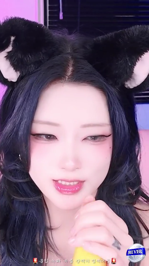 嘴部特写 · 妩媚 · 直播间 · 露肩装 · 猫耳发箍 · 粉色背景