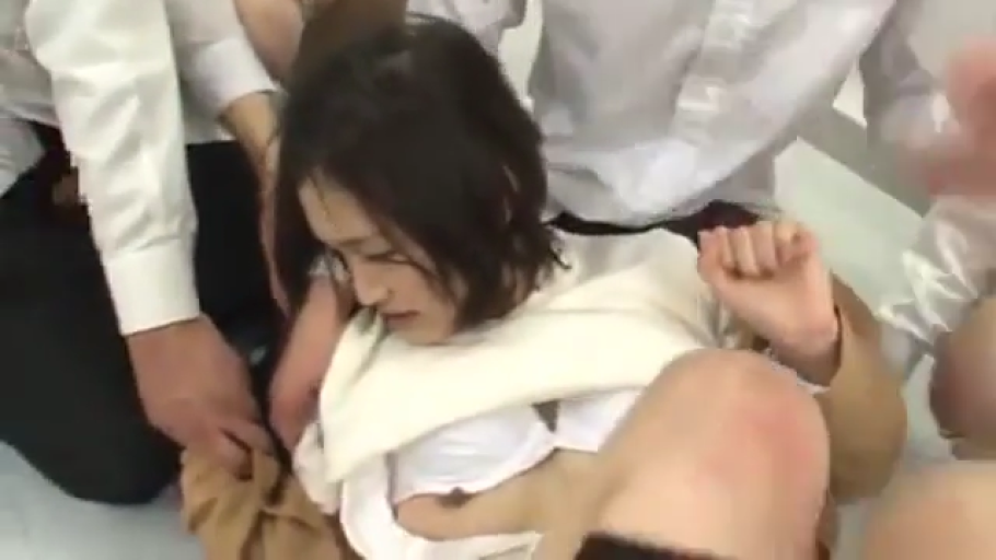 室内 · 挣扎 · 浅色校服外套 · 女子上半身特写
