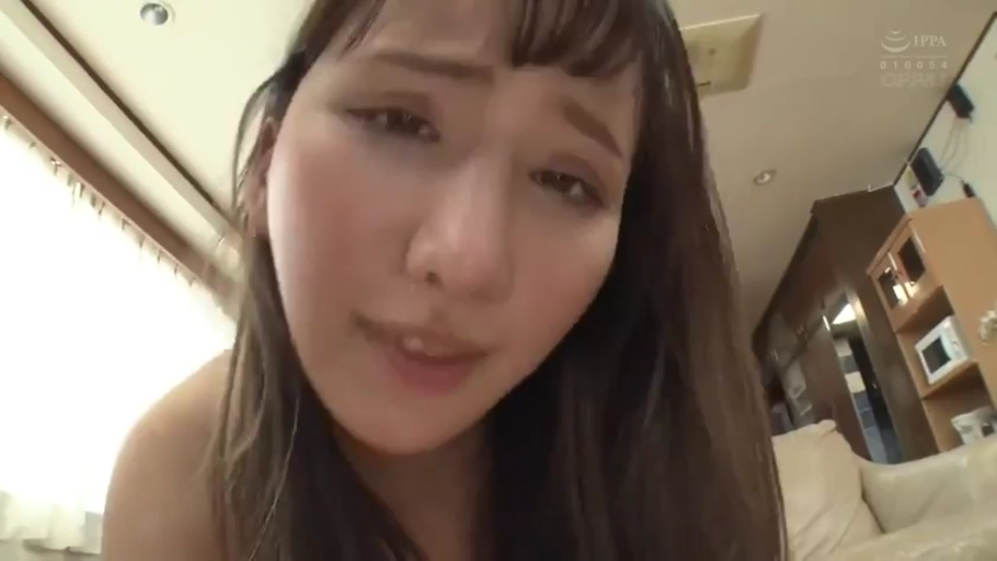 脸部特写 · 卧室 · 微张嘴唇 · 裸露肩膀