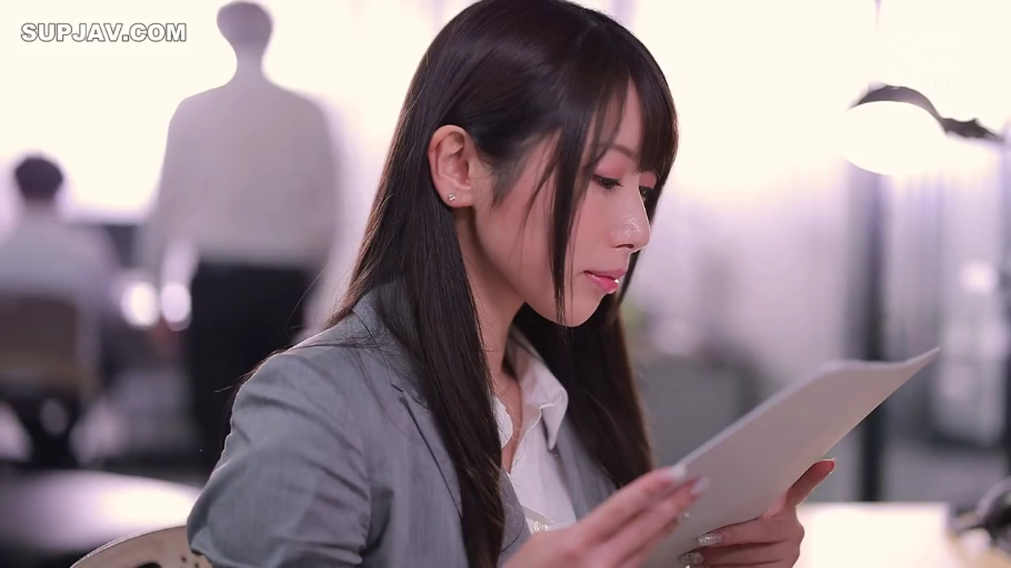 坐姿 · 专注 · 办公室 · 职场女性 · 职业装 · 阅读 · 侧脸特写 · 文件