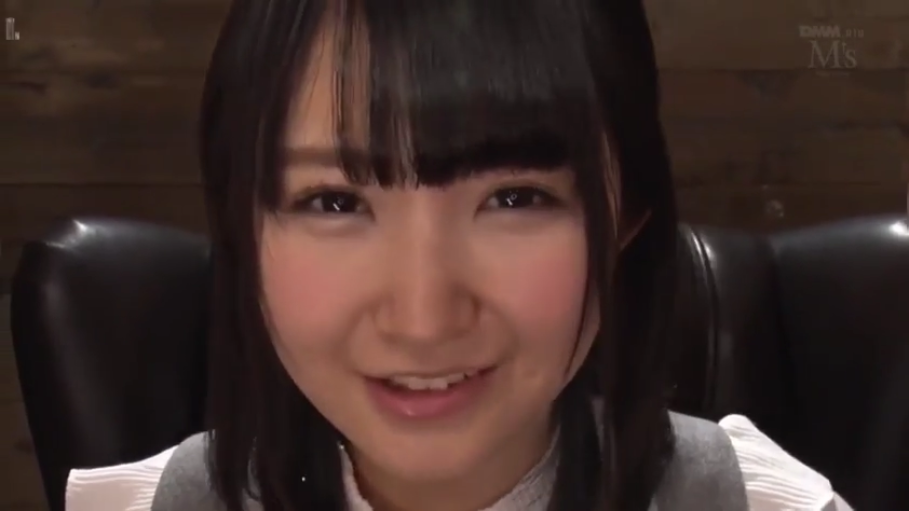 室内 · 座り姿勢 · 顔部のクローズアップ · 微笑 · 革ソファ · グレーなベスト · 对视 · 齐刘海