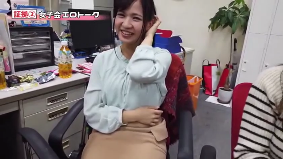 坐姿 · 办公室 · 办公桌 · 微笑 · 半身 · 职业装 · 日系 · 谈笑