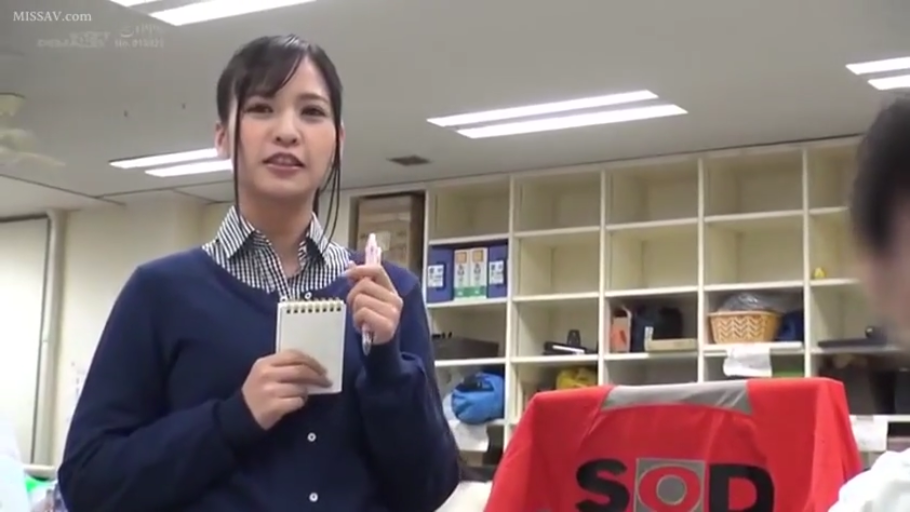 脸部特写 · 办公室 · 说话中 · 深蓝色开衫 · 笔记本