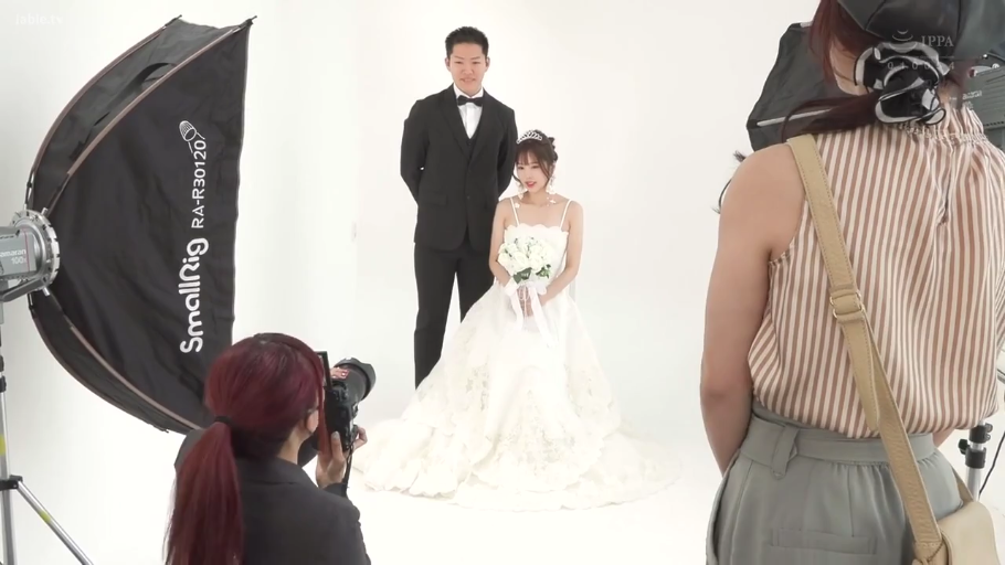 职业表情 · 婚纱 · 影棚 · 黑色礼服西装 · 新娘面部特写 · 白色背景