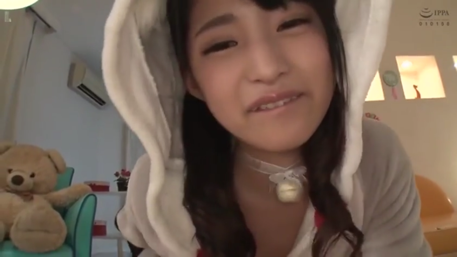 室内 · 俯身 · 脸部特写 · 微笑 · 互动 · 泰迪熊 · 动物连体衣