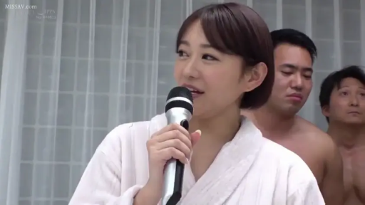 室内 · 站立 · 中景 · 微笑 · 短发 · 麦克风 · 讲话 · 浴袍