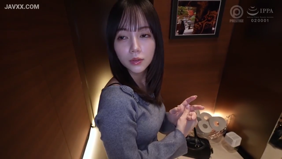上半身特写 · 眼神期待 · 光线柔和 · 灰色针织上衣 · 室内走廊或房间