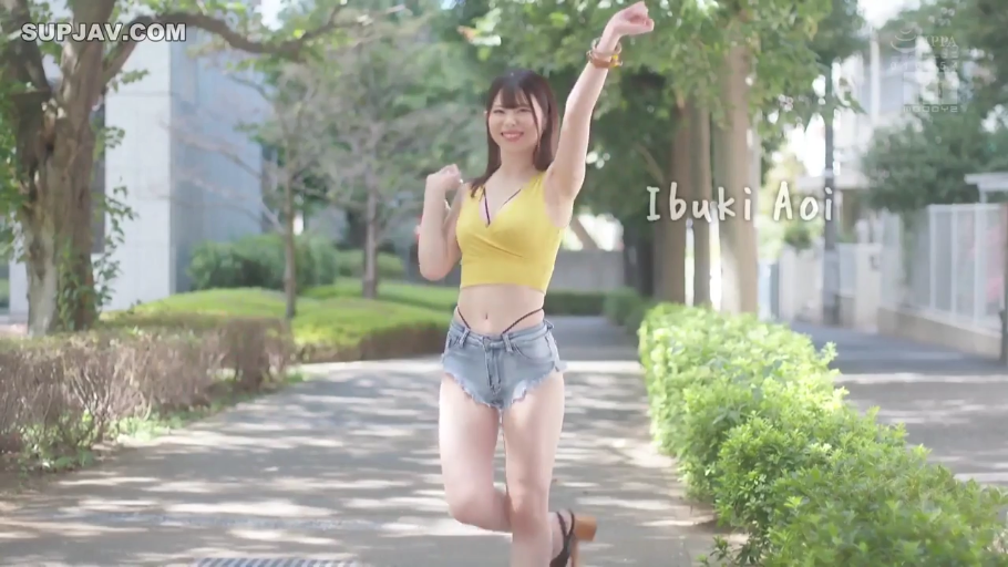 开朗 · 全身镜头 · 公园步道 · 手镯 · 露腰 · 丁字裤露出