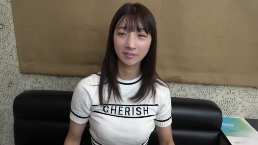 坐姿 · 面对镜头 · 上半身 · 长发 · 室内房间 · 自然微笑 · 白色短袖针织衫 · 书籍资料