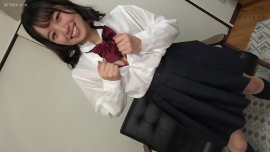 室内 · 座り姿勢 · 胸部 · 微笑 · 椅子 · JK制服 · 高角度 · 扯开衬衫