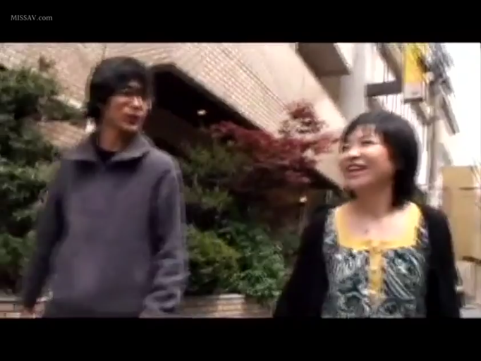 交谈 · 站立 · 中景 · 微笑 · 户外 · 便装 · 街头