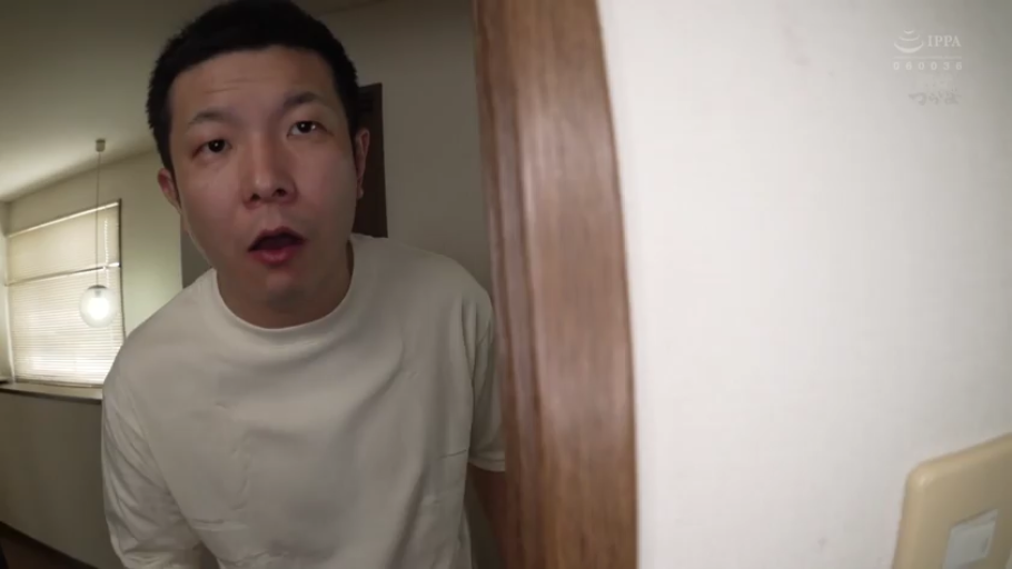 门口 · 惊讶 · 白色圆领T恤 · 男人脸部特写 · 第一人称视角的窥视感