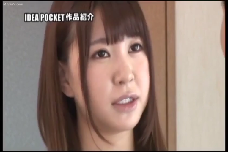 室内 · 脸部特写 · 自然 · 注视 · 长发 · 日常服饰 · 正面