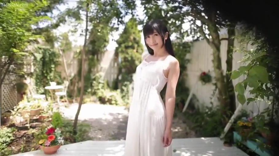 户外花园 · 看向镜头 · 甜美微笑 · 侧身站立 · 长直发 · 半身镜头 · 白色吊带长裙