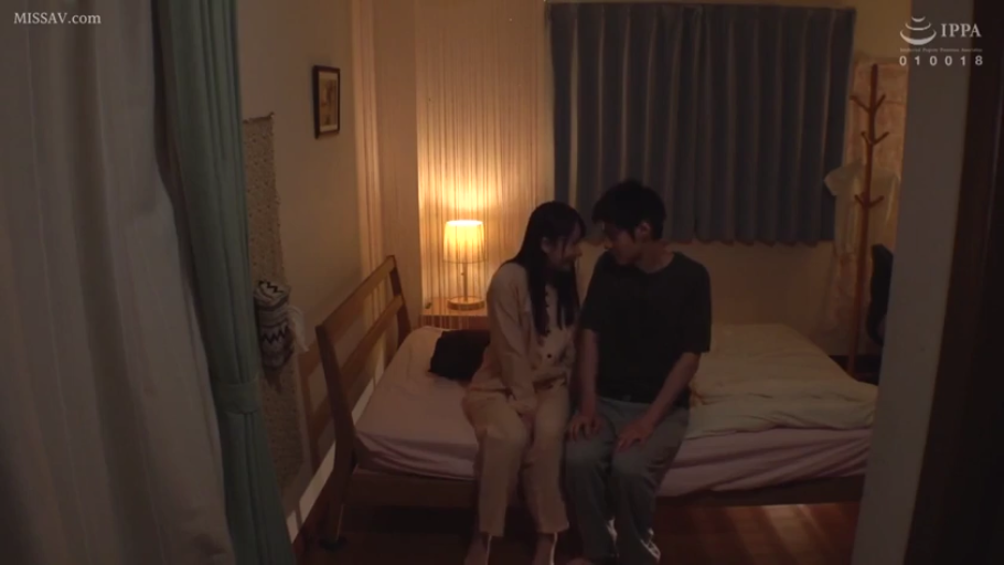 寝室 · 注视 · 昏暗灯光 · 床头灯 · 中景镜头 · 男女皆穿睡衣/居家服