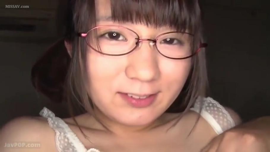 室内 · 脸部特写 · 微笑 · 面对镜头 · 白色蕾丝吊带内衣 · 俯身坐姿