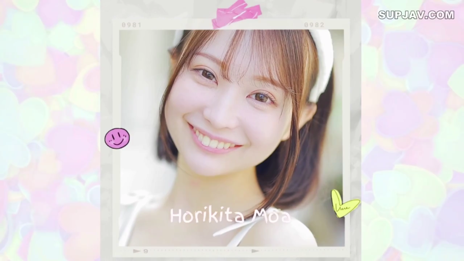脸部特写 · 对视 · 户外 · 白色吊带 · 正面 · 甜美微笑
